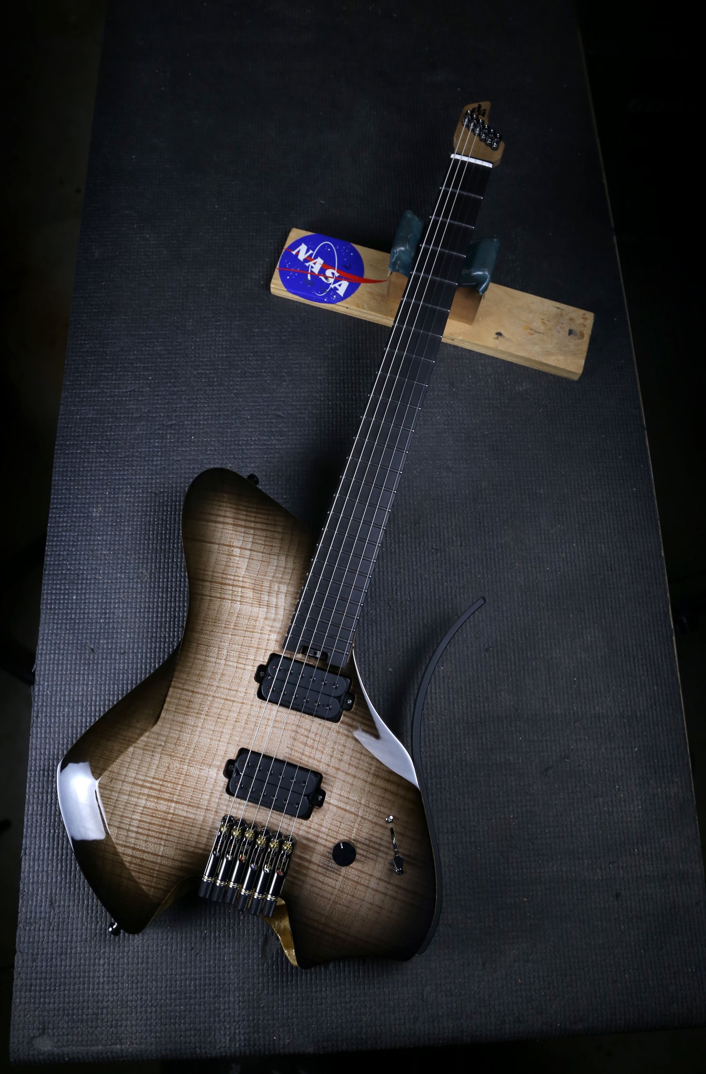 Mirus Headless 6 - Black Burst